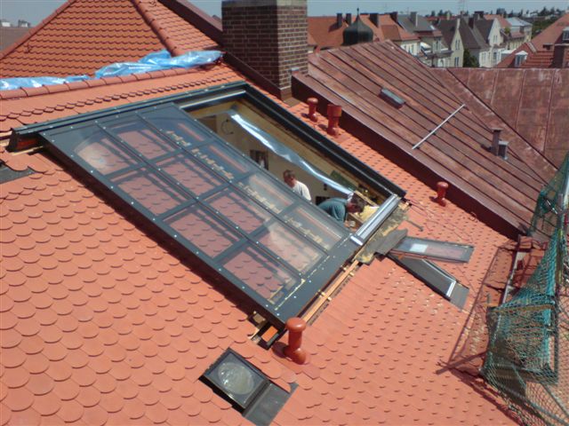 Schiebefenster mit Sprossen, über das Dach schiebend