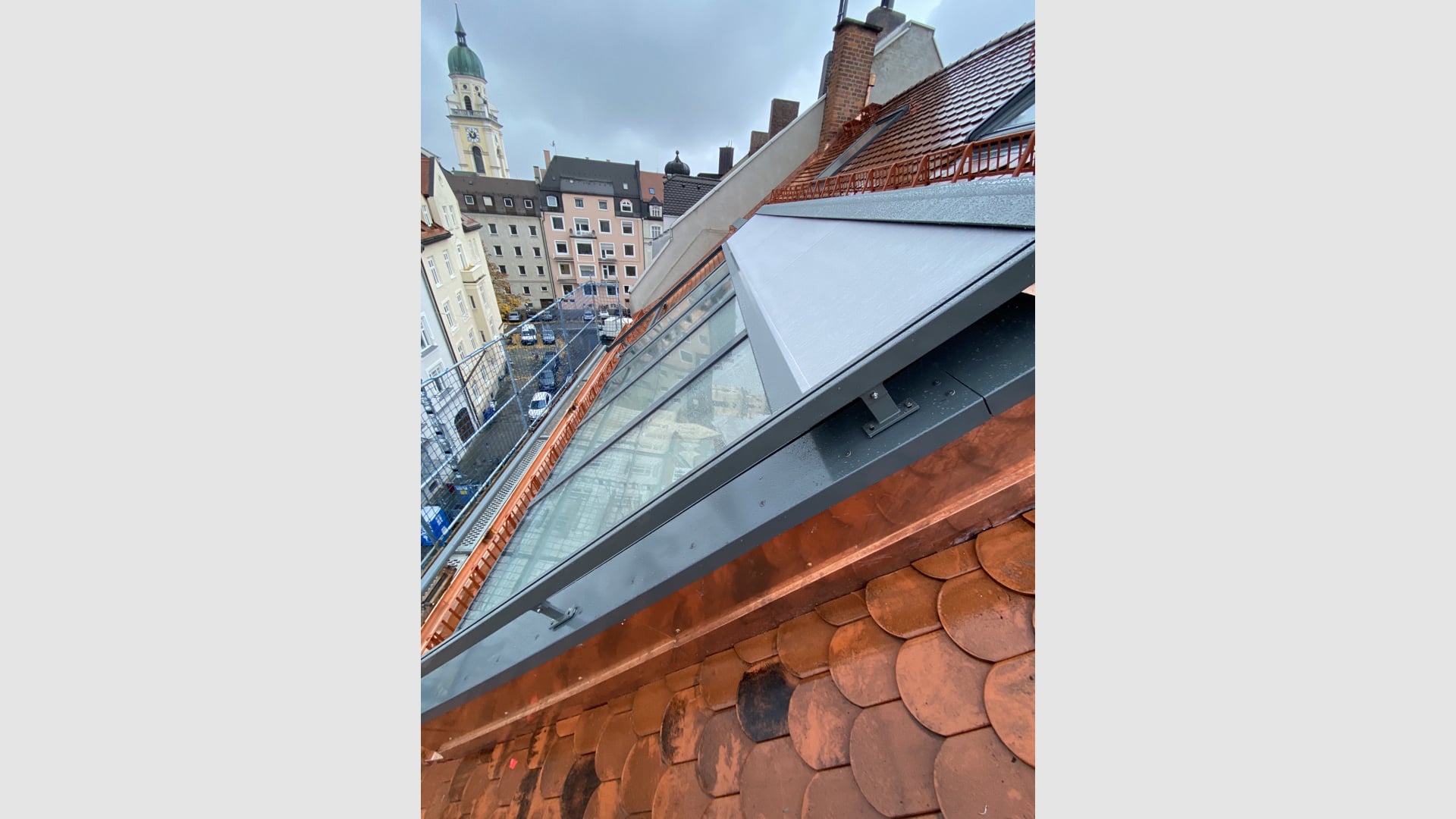 Dachschiebefenster mit halb geschlossener Markise