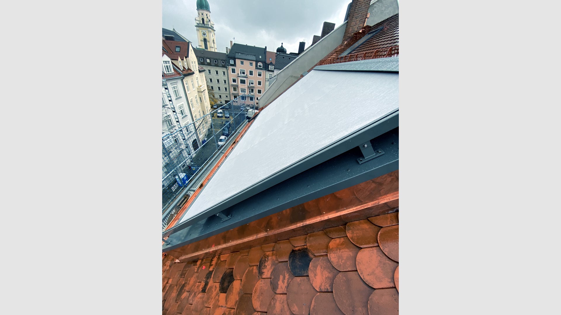 Dachschiebefenster mit geschlossener Markise