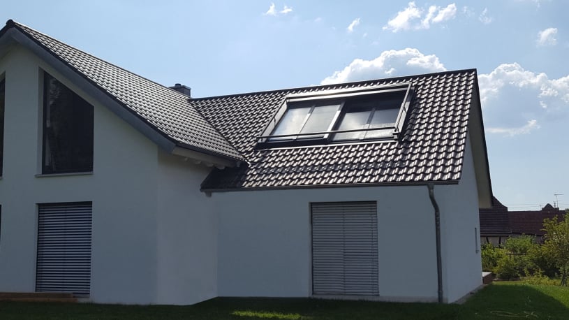 Der Schiebeflügel wird über die feststehende Scheibe geschoben